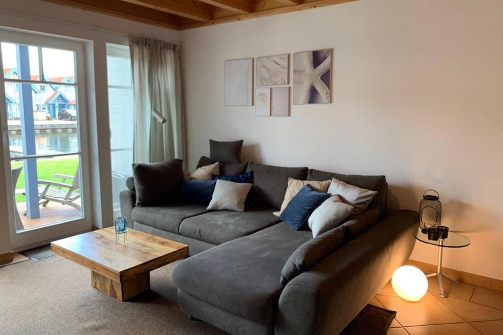 Ferienhaus Mit Bootssteg Am See In ไรน์สแบร์ก ภายนอก รูปภาพ