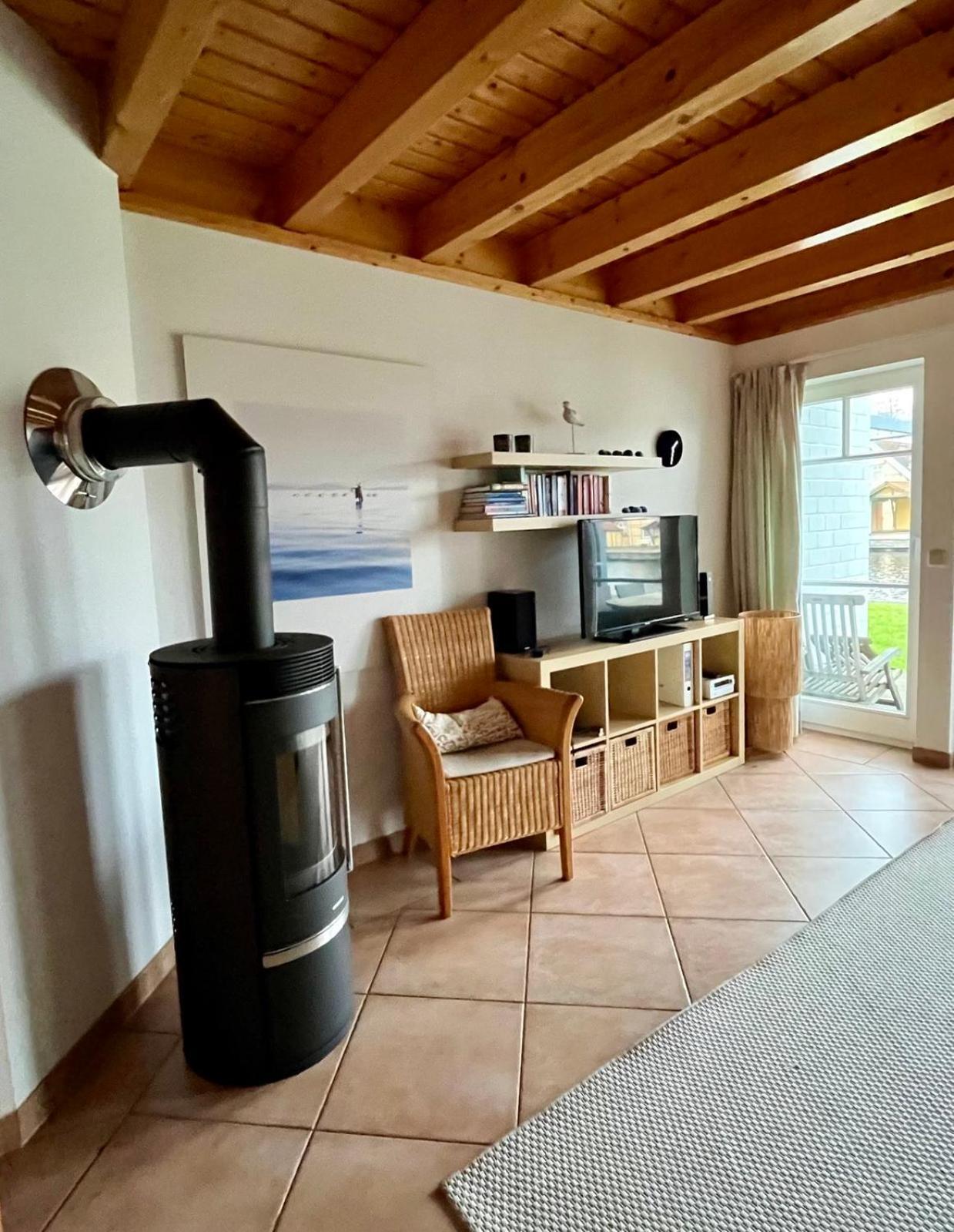 Ferienhaus Mit Bootssteg Am See In ไรน์สแบร์ก ภายนอก รูปภาพ